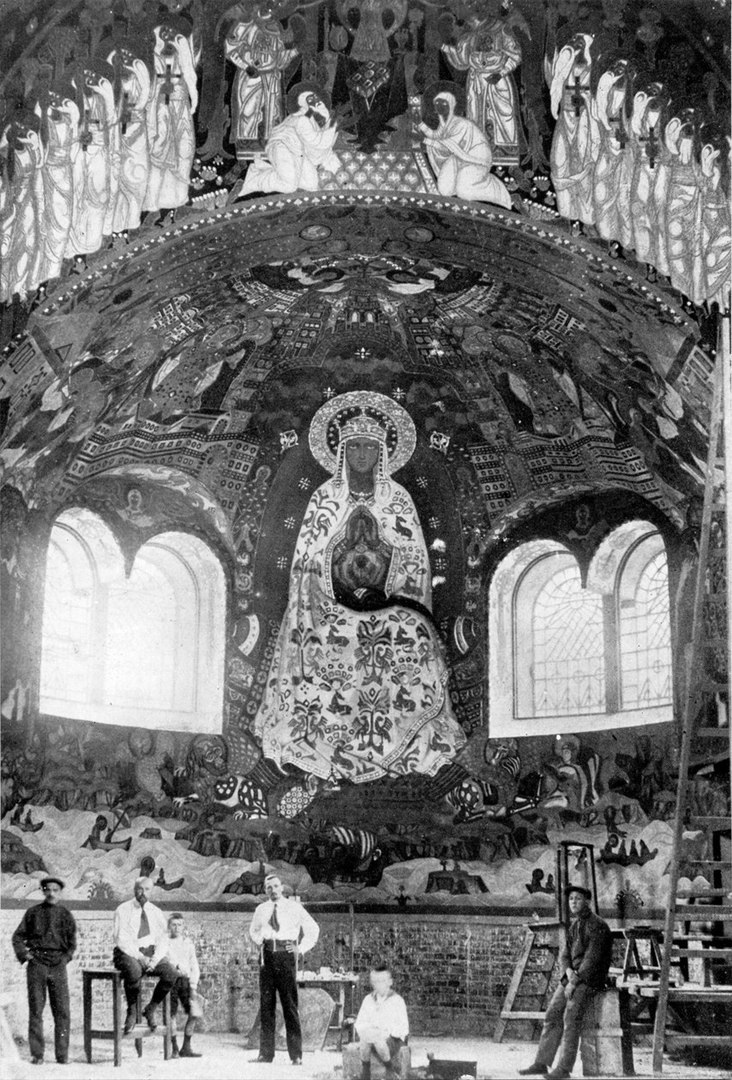 • Н.К. Рерих с сыновьями во время работы в Храме Святого Духа. Талашкино, Смоленская губерния, 1914.jpg