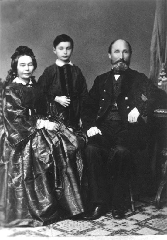 Дед Н.К. Рериха – Фридрих Рерих с женою Дорис Пореп и сыном Александром в 1866 г., в г. Тукумс..jpg