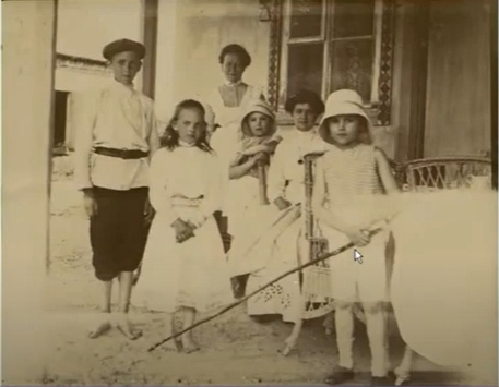 1910-1911 год. Ю.Н. Рерих и С.Н. Рерих с детьми княгини Путятиной.jpg