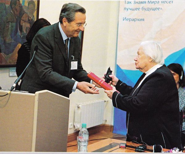 Александр Сайн- Витгетштейн вручает Л.В.Шапошниковой  премию  Europa NOSTRA. 2010 ГОД..jpg