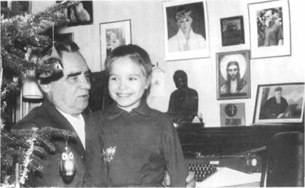 П.Ф. Беликов с внучкой Галей.jpg