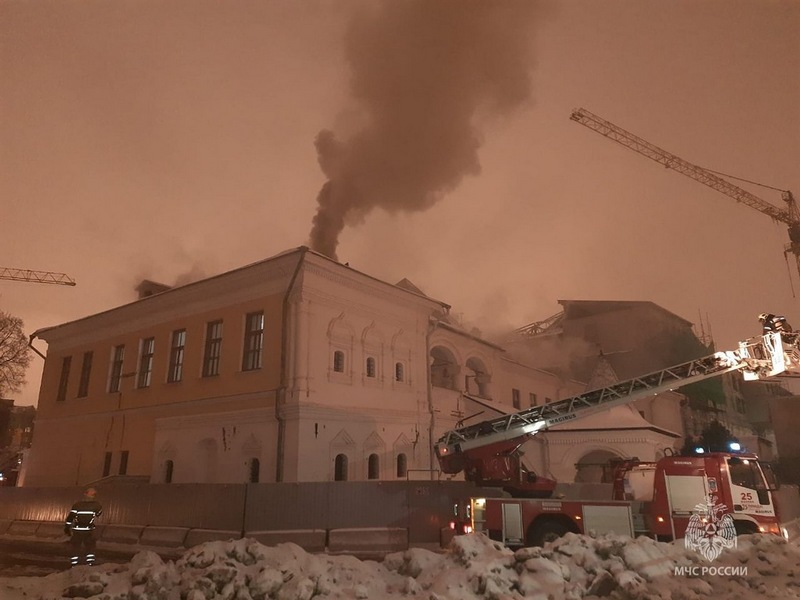 Пожар в Главном доме усадьбы Лопухиных, 10.12.2022 г. (фото МЧС России).jpg