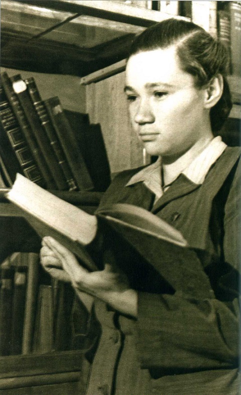 Л.В. Шапошникова в студенческие годы в библиотеке университета.jpg