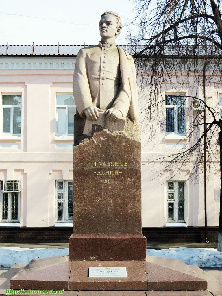 Памятник Ленину-гимназисту в Ульяновске.jpg