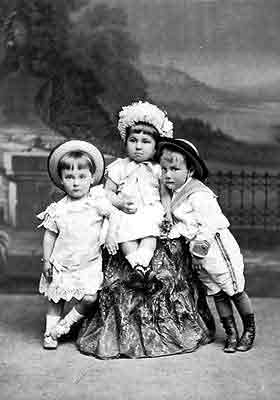 Е.И. Рерих (в центре) в детстве, 1882.jpg