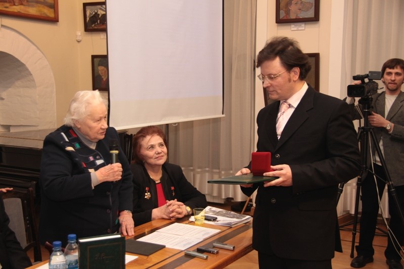 Вручение награды В.Г. Соколову.jpg