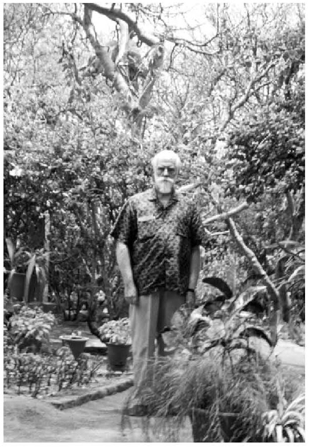 С.Рерих в саду своего дома в Бангалоре. Апрель 1980 г. (фото Ю.Н.Вавилова).jpg